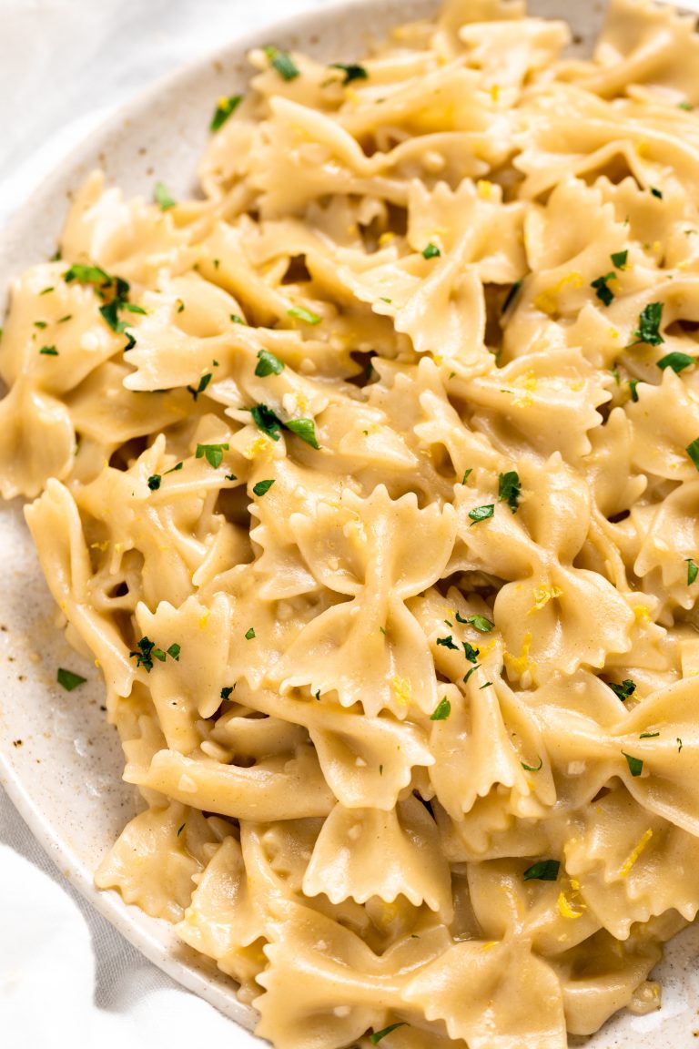Close up image of lemon pasta with parsley on top.