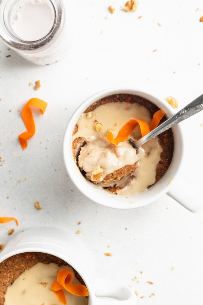 carrot cake baked oats in two mugs